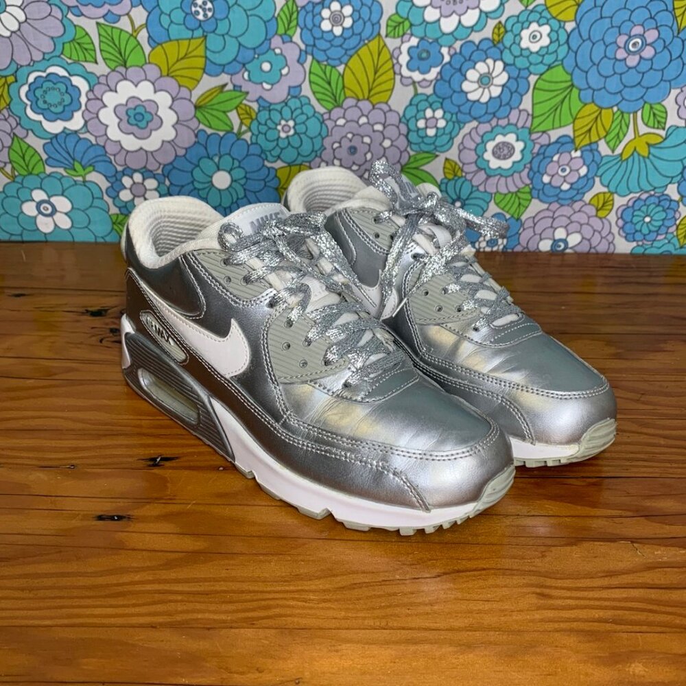 Nike Air Max 90 Premium LTR Metallic Silver/White. Youth Size:5.5